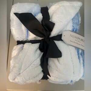 NWT Newport Luxurious White and Blue Sherpa Throw